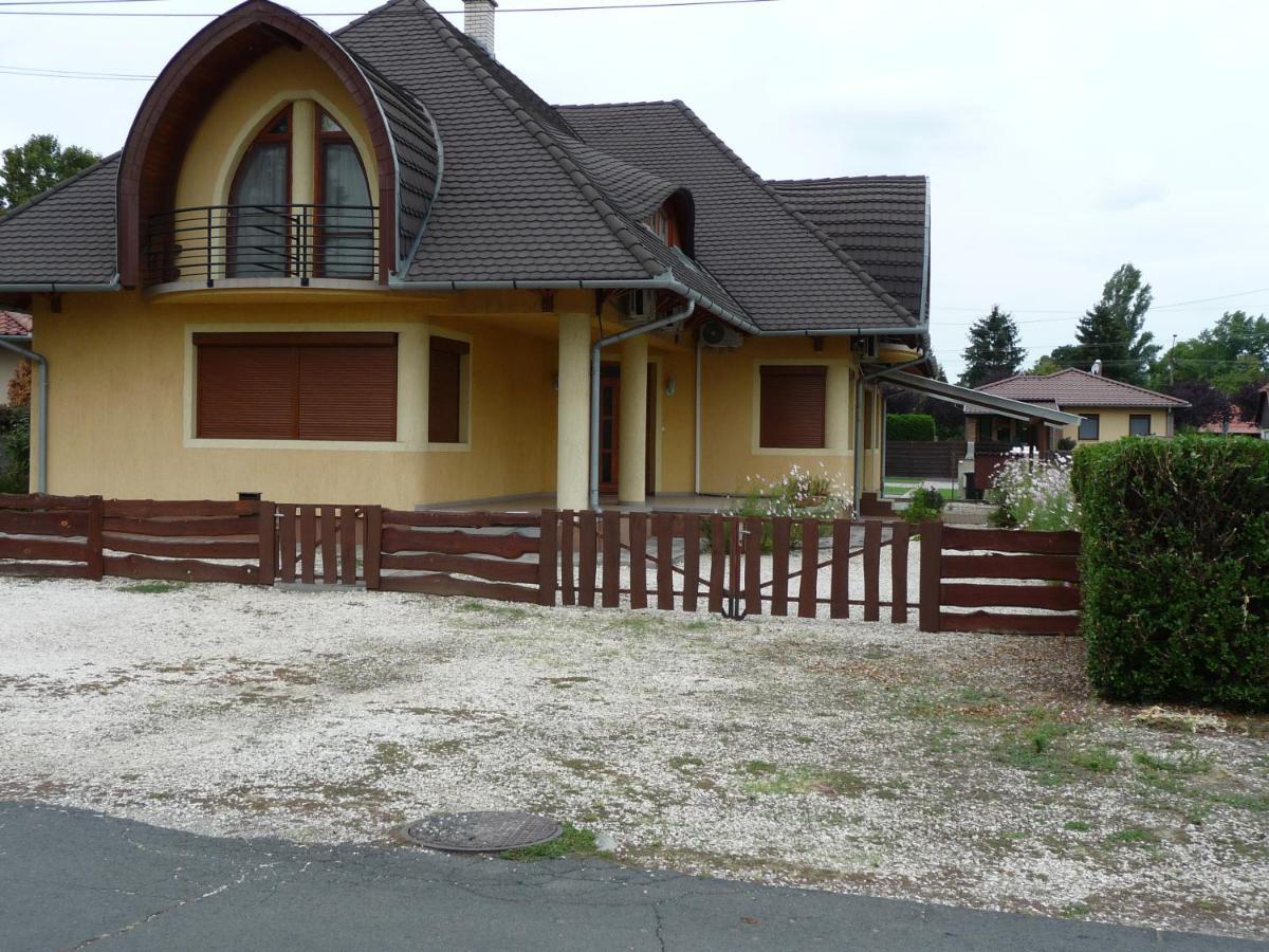 Nadas Tarsashaz Balatonlelle Exterior foto
